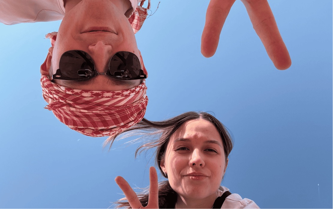 Никита и Ирина на фоне голубого неба